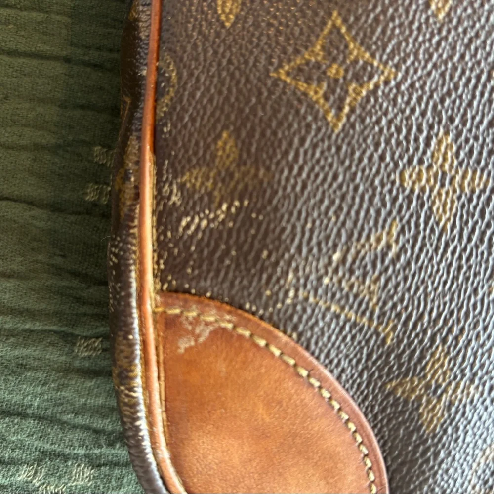 Louis Vuitton Monogram Canvas Toiletry Pouch with Tan Leather Trim - Picture 6 of 16